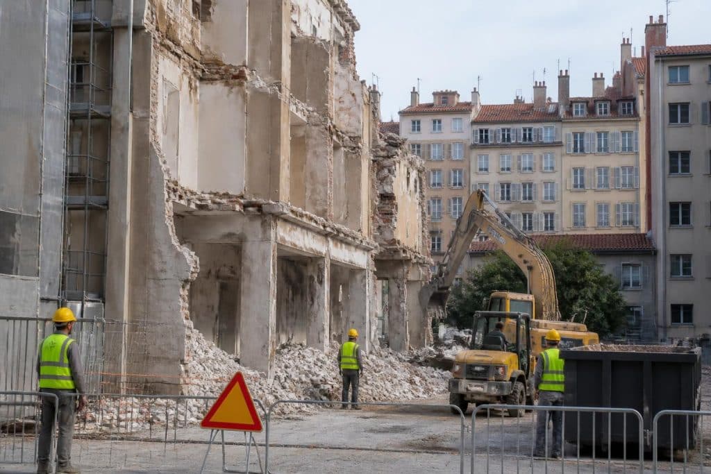 découvrez les démarches et autorisations indispensables à obtenir avant de commencer des travaux de démolition en copropriété à lyon pour éviter tout litige.