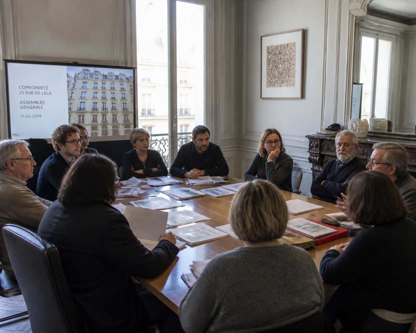 découvrez comment organiser et faire voter des travaux en assemblée générale de copropriété, avec un guide complet sur le calendrier à respecter et les majorités nécessaires.