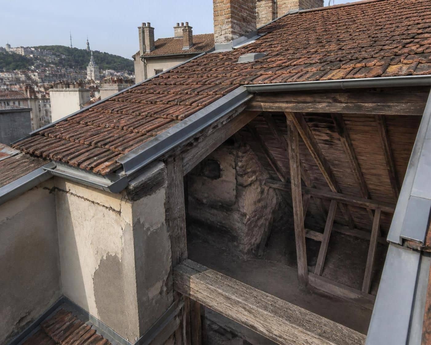 découvrez les gestes essentiels à adopter face à une infiltration par la toiture d'un immeuble canut pour limiter les dégâts et protéger votre habitat.