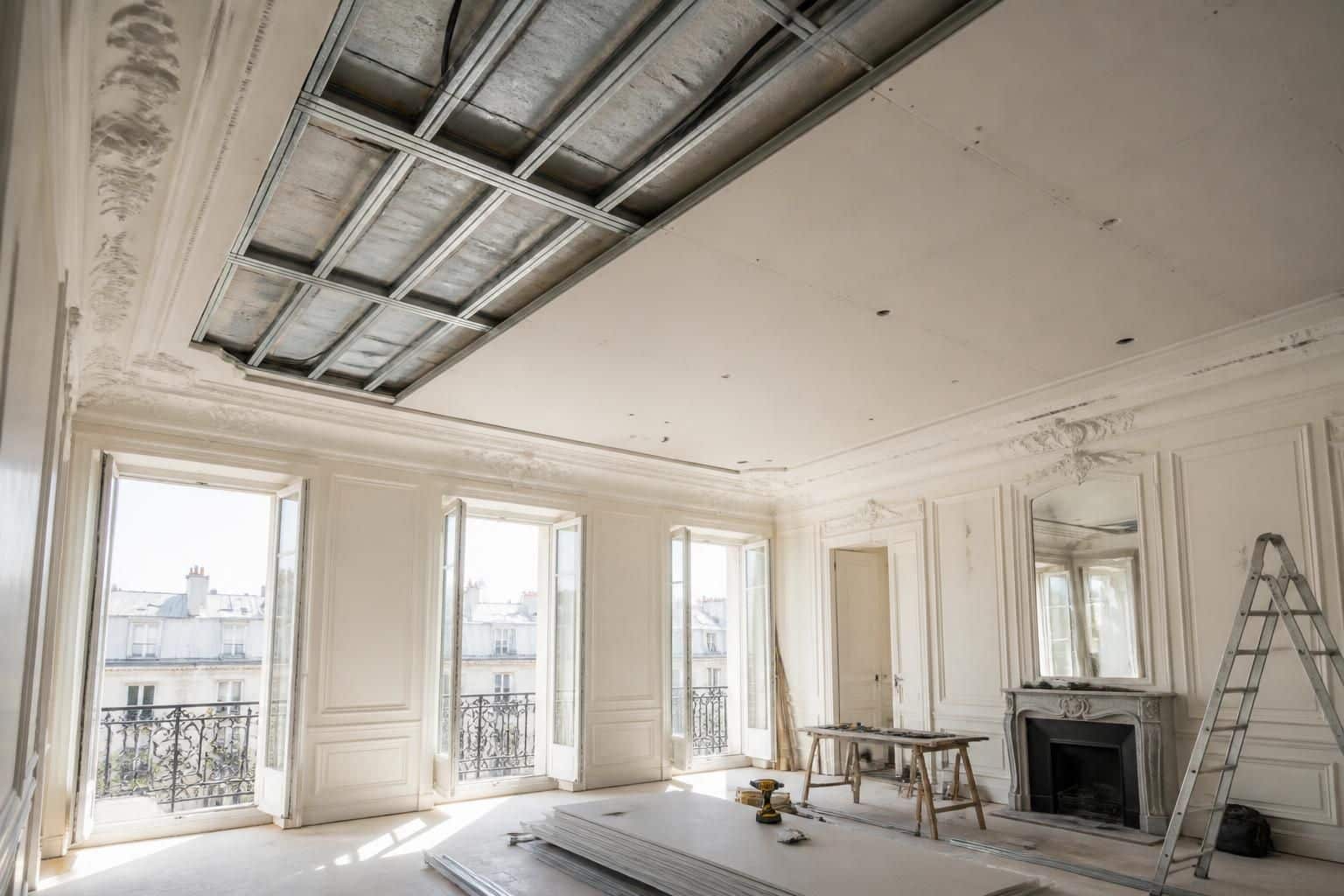 découvrez comment poser un faux plafond dans un appartement du 6e sans abîmer les moulures d'origine, alliant modernité et préservation du charme ancien.